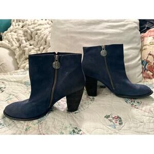 VINCE CAMUTO NAVY BLUE SUEDE ANKLE BOOTS 8